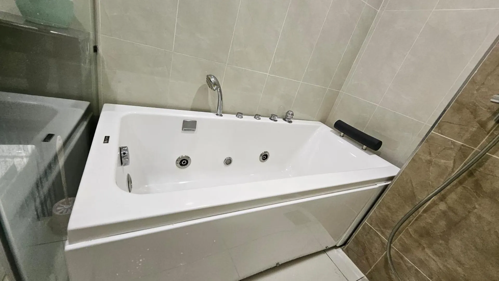 Paragon Suites Studios With Private Jacuzzi Near Ciq Rts Johor Bahru 0*,  Malaysia