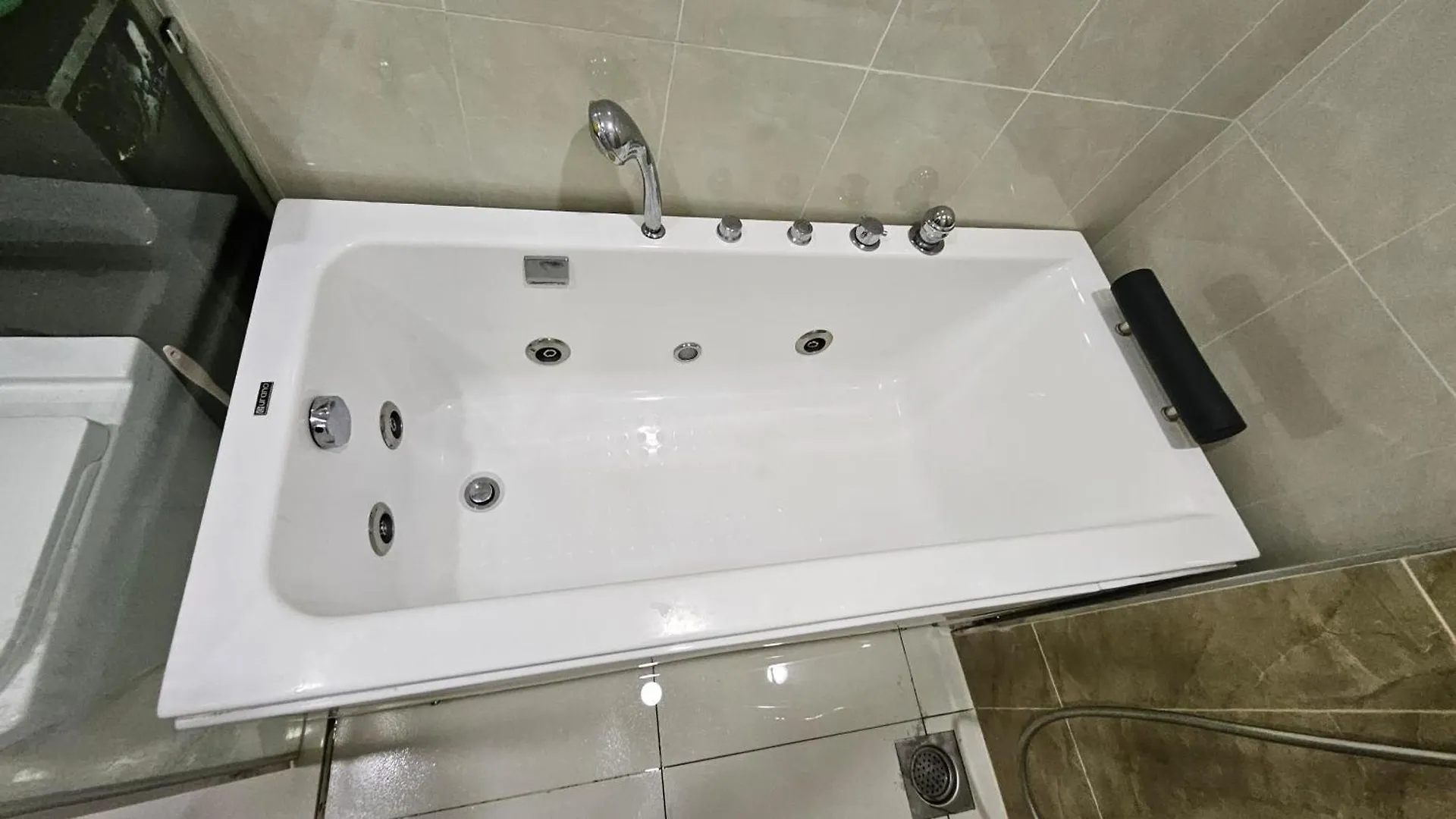 Paragon Suites Studios With Private Jacuzzi Near Ciq Rts Johor Bahru Apartment