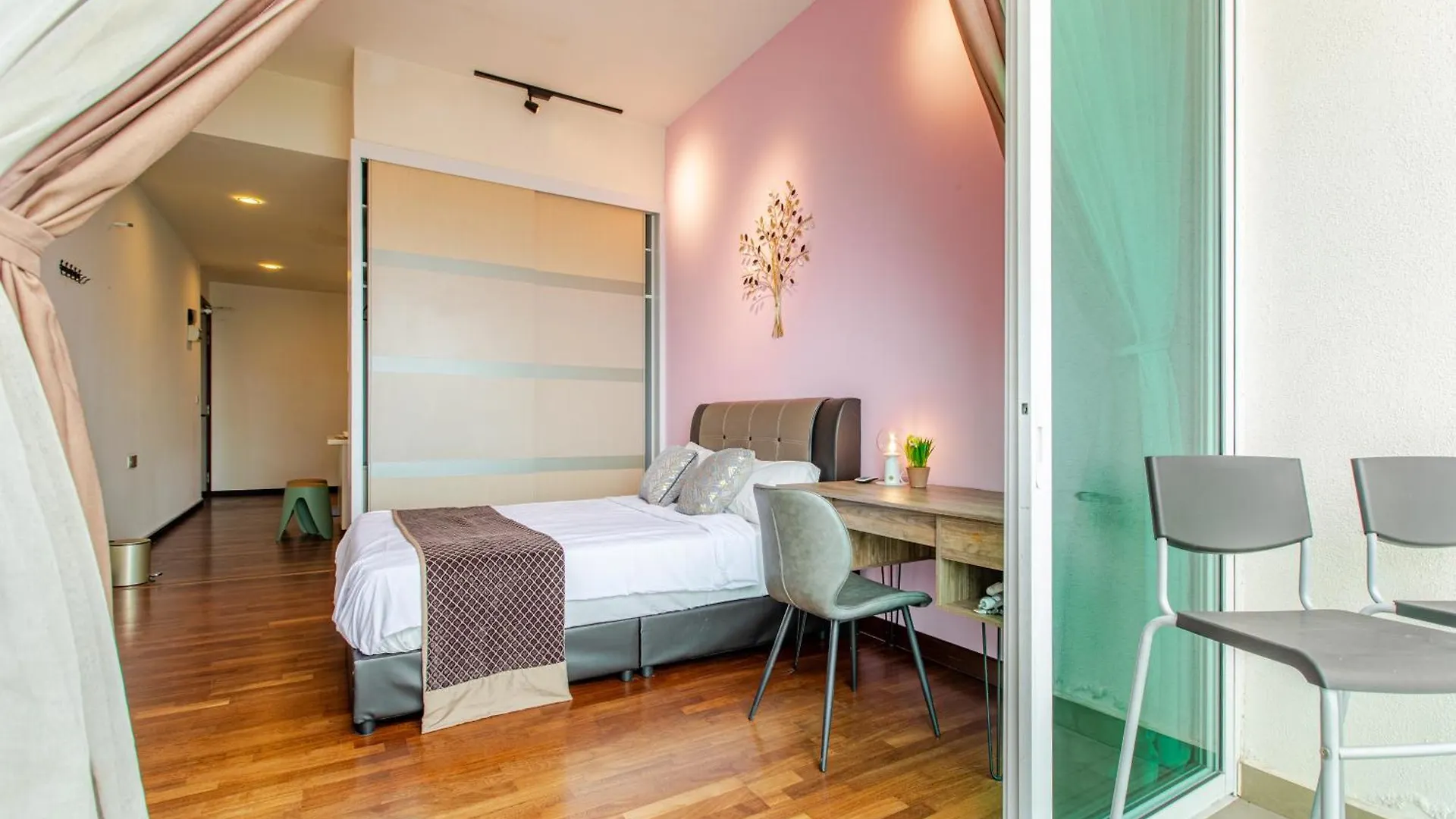 Paragon Suites Studios With Private Jacuzzi Near Ciq Rts Johor Bahru 0*,