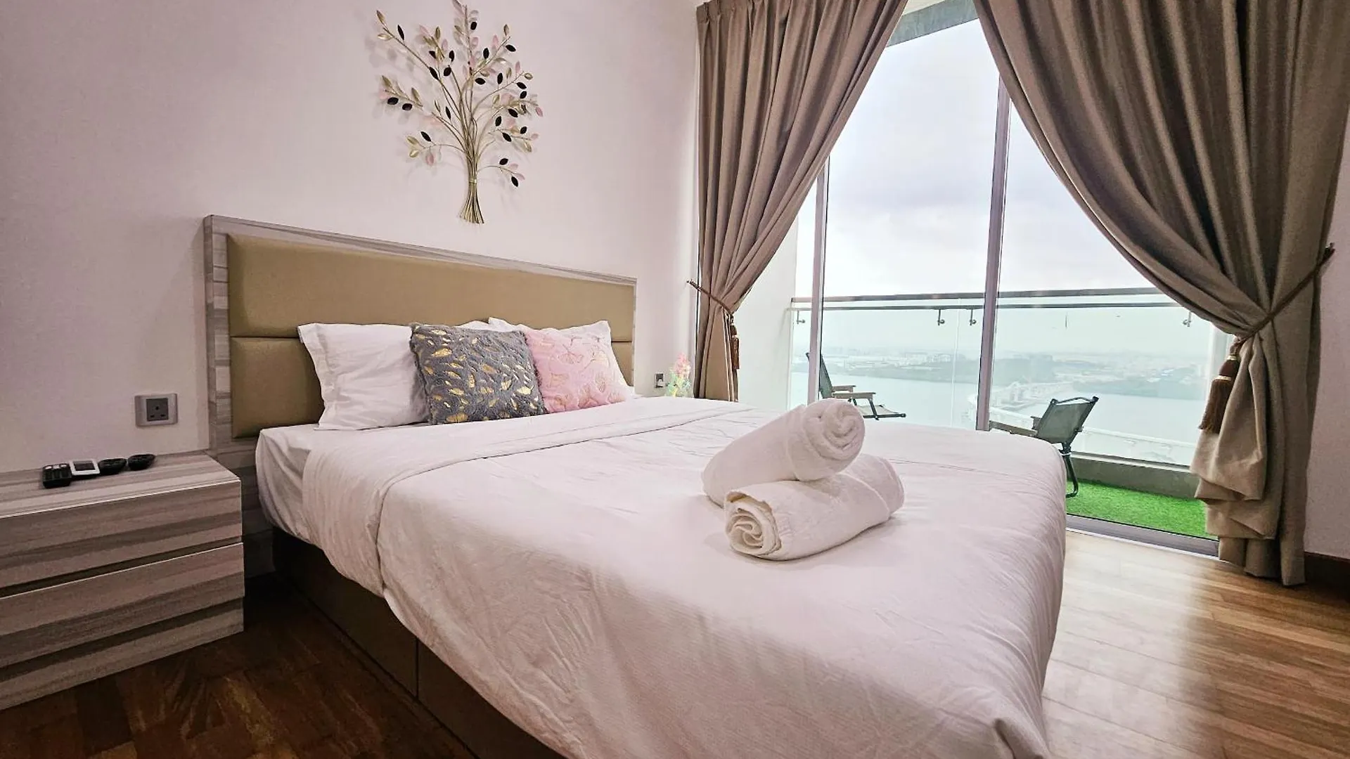 Paragon Suites Studios With Private Jacuzzi Near Ciq Rts Johor Bahru Apartment