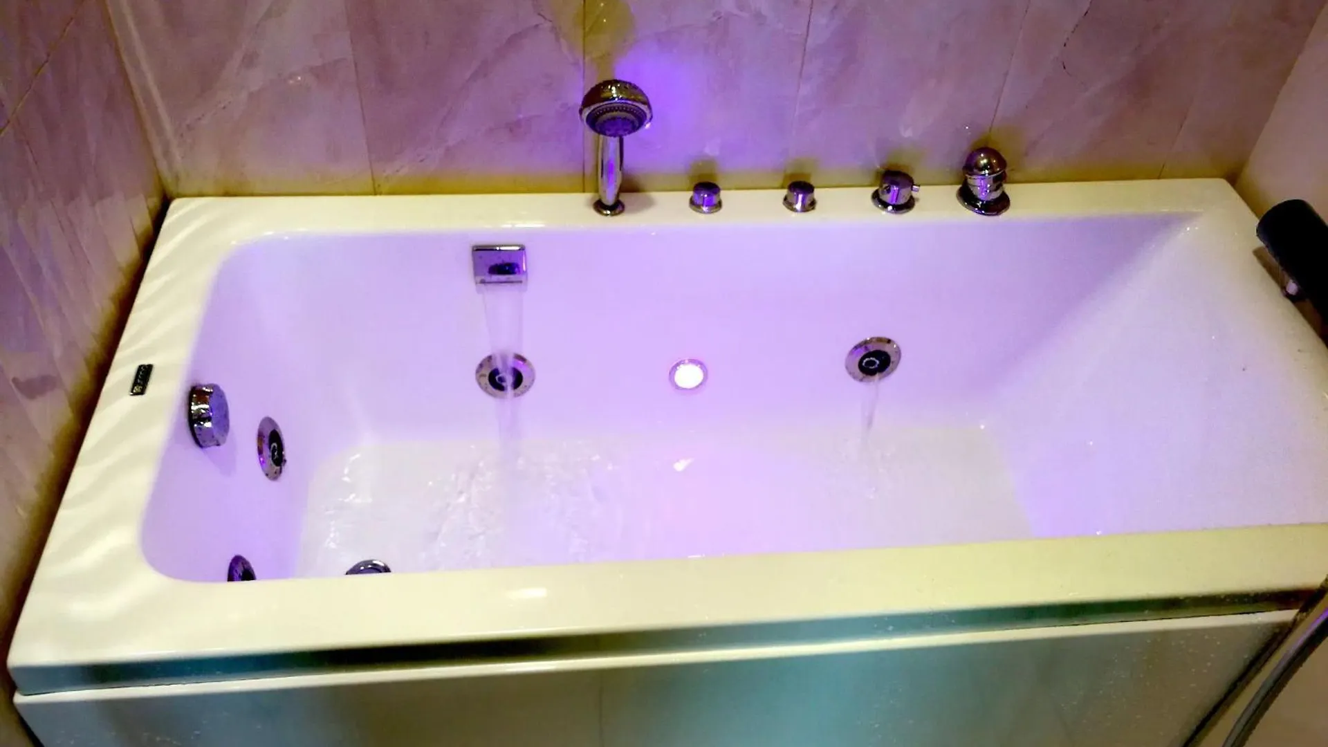 Paragon Suites Studios With Private Jacuzzi Near Ciq Rts 新山